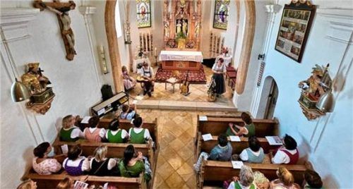 Die Trachtenfrauen in der Filialkirche St. Johann in Vogling während der Andacht. Foto Krammer
