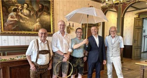 Die Traunsteiner Schäffler freuen sich über die Übernahme der Schirmherrschaft durch den Traunsteiner Oberbürgermeister: (von links) Wast Eisenreich (Ehrenschäffler), Christian Feiertag (Reifenschwinger), Stefan Eisenreich (Schäfflermeister), Oberbürgermeister Dr. Christian Hümmer und Pfarrer Sebastian Heindel (Präses Kolpingsfamilie Traunstein). Foto Große Kreisstadt Traunstein