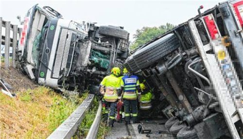 Die Unfallstelle glich einem Trümmerfeld. Foto Markus Steinberger / EinsatzReport24