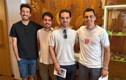 Die vier Freunde (von links) Clement, Leandre, Maxime und Valentin haben in Rosenheim schon einiges gesehen – auch das Holztechnische Museum. Foto privat