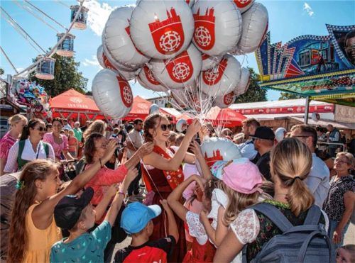 Die Volksfestkönigin 2025, Simona Kneißl, verteilte Volksfest-Glück zum Mitnehmen. Die Stadt-Luftballons sorgen stets für strahlende Gesichter.