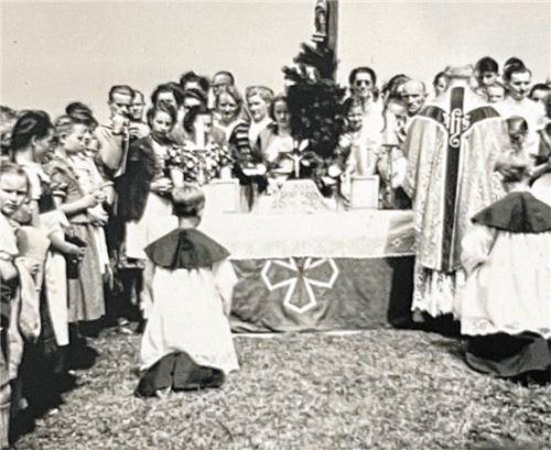 Die Weihe des Chiemgauer Gedenkkreuzes auf der Kampenwand am 26. August 1951.