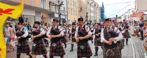 Die Williamwood Pipe Band reist seit Jahrzehnten aus Schottland zum Mühldorfer Volksfest an. Entstanden ist die Freundschaft einst durch Kontakte von lokalen Musikern. Fotos Stuffer