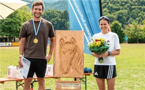 Die Wössner Halbmarathon-Sieger: Frederic Funk (links) und Julia Rohracker.Foto Ludwig Flug
