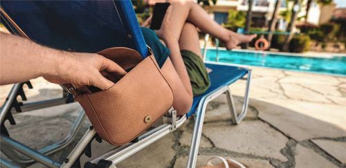 Diebstähle können auch im Urlaub schnell und unbemerkt geschehen – besonders dann, wenn Wertsachen unbeaufsichtigt bleiben. Foto IMAGO / Zoonar