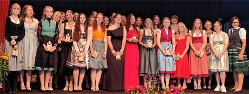 Direktorin Magdalena Singer (rechts) mit den 25 Einser-Absolventinnen.Foto Auer