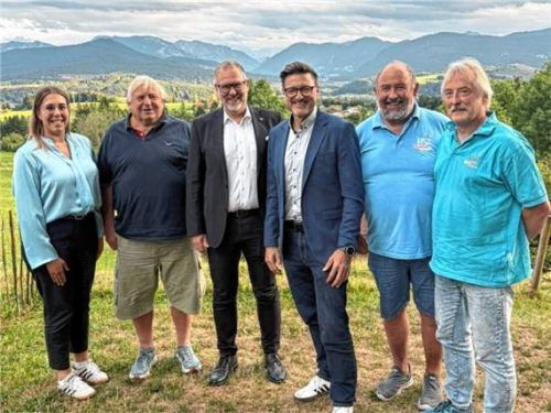 Diskutierten über die Zukunft des Sports: (von links) Franziska Ertl (Jugendsprecherin der BSJ Traunstein), Georg Schmid (Beisitzer BSJ), Landrat Andreas Danzer, Landtagsmitglied Dr. Martin Brunnhuber, Philipp Weißenbacher (Beisitzer BSJ) und Thomas Hoffmann (Vorsitzender der BSJ Traunstein). Foto BLSV