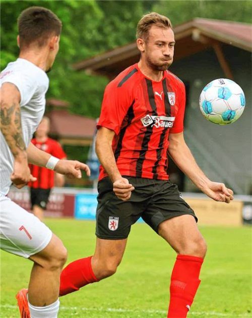 „Diszipliniert als Team verteidigen“: Wasserburgs Dominik Brich freut sich auf das Löwen-Duell.Foto Christian Butzhammer