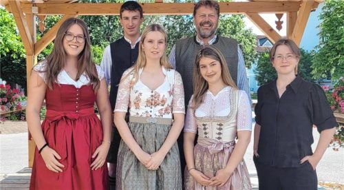 Eggstätts Bürgermeister Christoph Kraus (hinten rechts) gratulierte den jungen Eggstätterinnen und Eggstättern zu ihrem tollen Schulabschluss: Laura Ebner, Lukas Wagner, Victoria Stadler, Ece Kozan und Johanna Unterhauser (von links). Foto Gemeinde Eggstätt