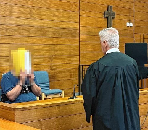 Ein 48-Jähriger muss sich nach den tödlichen Messerstichen auf eine 50-Jährige in Burgkirchen im Dezember 2025 derzeit wegen Mordes vor dem Schwurgericht Traunstein verantworten. Foto Hoog