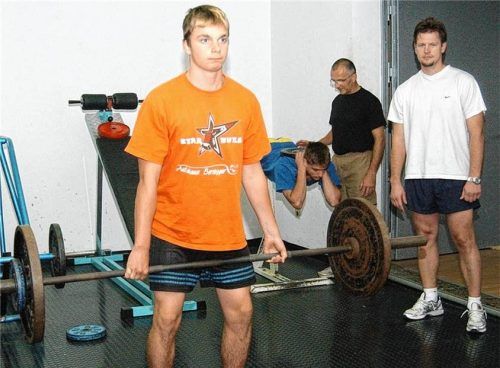 Ein Blick in das Jahr 2007: Der 16-jährige Fabian Zick trainiert im Kraftraum, streng beobachtet von seinem Trainer Frank Hohenadl (rechts).Foto Hans-Jürgen Ziegler