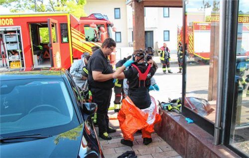 Ein Großaufgebot an Rettungskräften war am 1. Juni wegen eines häuslichen Unfalls miteinem Ammoniak-Reiniger nach Kolbermoor ausgerückt. Foto Riediger