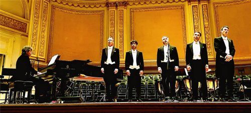 Ein großer Erfolg für das Vocalensemble The Munich Harmonists: der Auftritt in der New Yorker Carnegie Hall. Auf der Bühne (von links): Manfred Manhart, Klaus Steppberger, Manuel Ried, Manuel Adt, Manfred Stecher, Micha Matthäus. Foto Grun