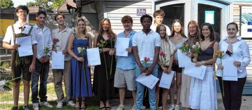 Ein neuer Lebensabschnitt liegt vor ihnen: die Absolventen des Realschulabschlusses der Priener Waldorfschule. Foto Braun