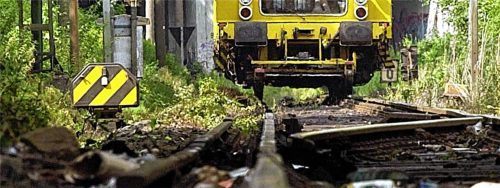 Ein Spezialfahrzeug der Bahn richtet von der Wärme verformte Gleise. Die lang anhaltende Hitzewelle hatte für Verkehrsbehinderungen bei der Bahn gesorgt.Foto dpa