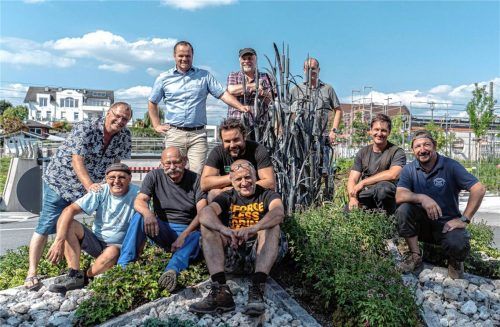 Ein Stadtwappen zum Anfassen krönt seit der diesjährigen Schmiedebiennale den Kreisverkehr an der Tonwerksunterführung. Zu sehen sind all jene Schmiede aus der europäischen Schmiedefamilie, die ihren Teil dazu beigetragen haben, sowie Bürgermeister Thomas Rothmayer. Fotos Thomae