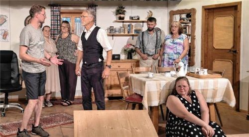 Ein Szenenbild von der Probe des Theaterstücks „Oaner spinnt immer“ des Bernauer Theatervereins. Foto Tourist-Info Bernau am Chiemsee