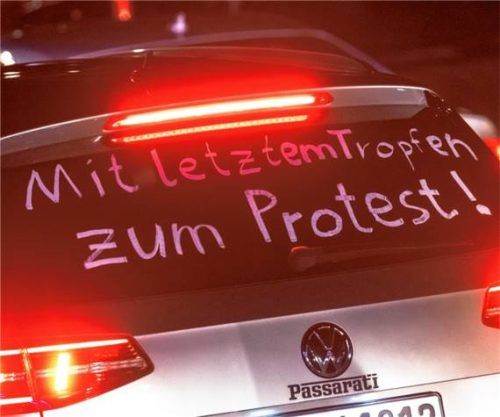 Ein Teilnehmer eines Autokorsos „gegen die erhöhten Spritpreise“ hat auf die Heckscheibe seines Fahrzeugs die Worte „Mit letztem Tropfen zum Protest“ geschrieben. Foto dpa