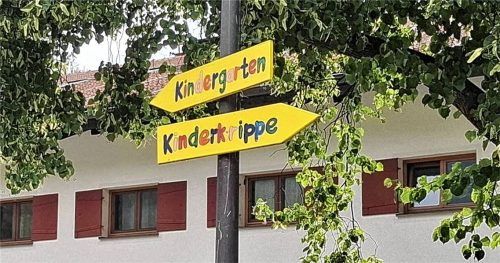 Ein Wegweiser zeigt zu den Kindereinrichtungen in Nußdorf, deren Finanzierung durch die Kita-Reform neu geregelt wird. Foto Steffenhagen