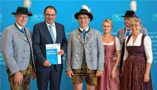 Eine Abordnung der „Innviertler Trachtler“ bei der Preisverleihung durch Heimatstaatssekretär Martin Schöffel. Foto Bayerisches Heimatministerium