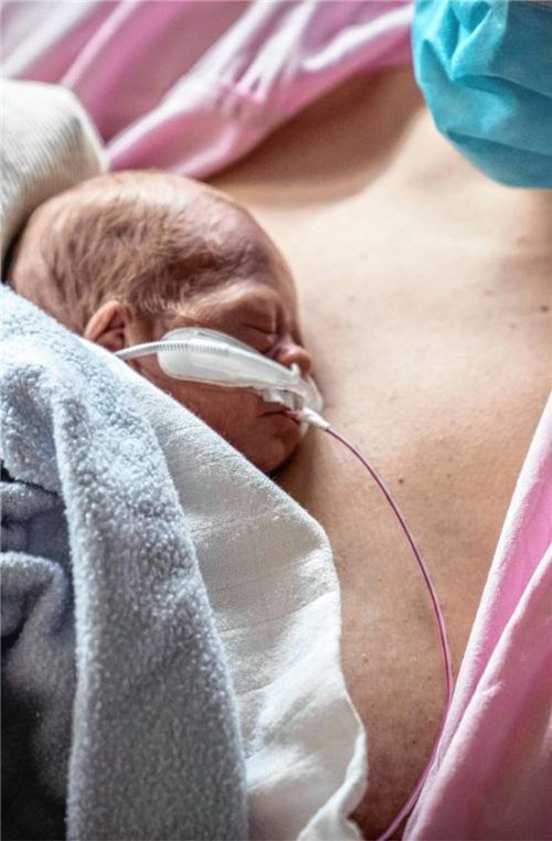 Eine Frühgeburt kann für Eltern psychisch belastend sein. Auch in der Zeit nach dem Krankenhaus. Foto IMAGo (Symbolbild)