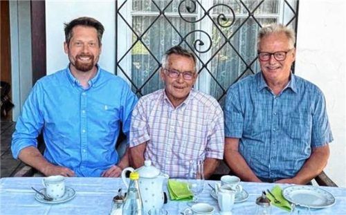 Eine Hausbank und drei Bürgermeister: Erster Bürgermeister Johannes Weber (links) und sein Vorgänger, Altbürgermeister Ludwig Entfellner (rechts) gratulierten Hans Haslreiter bereits am Vormittag bei ihm zu Hause herzlich zu seinem Geburtstag. Foto Gemeinde Unterwössen