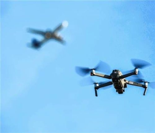 Eine mit Sprengstoff beladene Drohne sorgte am Flughafen Leipzig kürzlich für Aufregung. Foto Jan Woitas/dpa