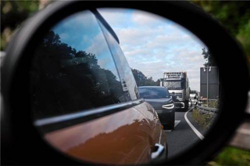 Eine Stauwelle baut sich auf wie ein Dominoeffekt. Plötzlich geht nichts mehr: Stau. Foto IMAGO / Funke Foto Services