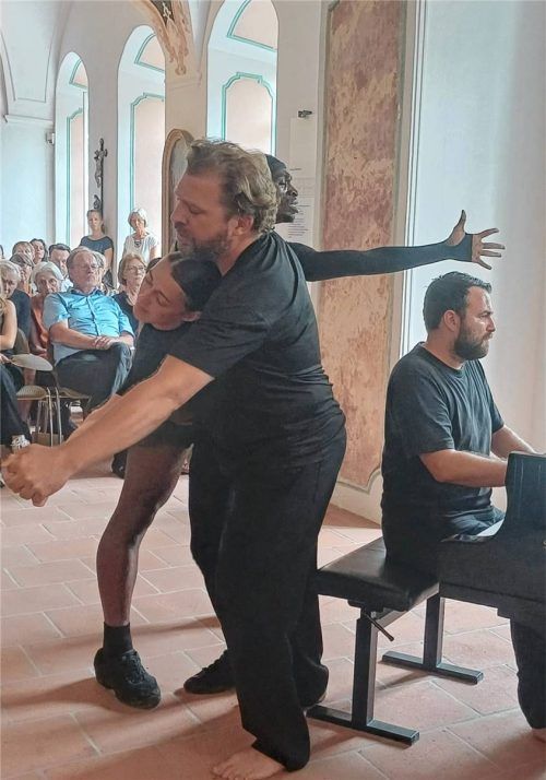 Eine Uraufführung im Bibliothekssaal des Augustiner-Chorherrenstifts: Die TänzerLeslie Heylmann und Nicholas Isaiah King Rose mit Tenor Julian Prégardien, begleitet von Daniel Arkadij Gerzenberg am Flügel.Foto  Giesen