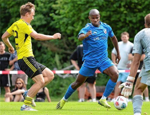 Einer kommt, einer geht: Ekeh Onyedikachi (rechts) verließ den TSV Neuötting, Andreas Krämer kehrte zum SV Anger zurück.Foto Hans Weitz