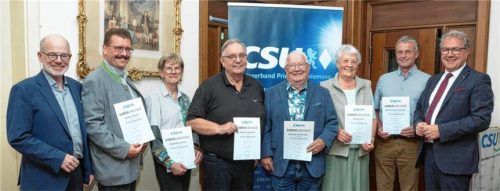 Eingerahmt von dem Priener Ortsvorsitzenden Michael Anner junior (links) und dem CSU-Kreisvorsitzenden Klaus Stöttner (rechts) sind die langjährigen, geehrten Mitglieder des Ortsverbands Prien: (von links) Gunther Kraus, Angelika Kuhnert, Rainer Friedrichs, Michael Anner senior, Renate Hof und Martin Kollmannsberger. Foto Berger