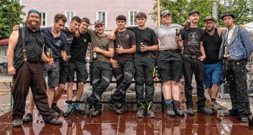 Einige der Jungschmiede, die an der Biennale teilnehmen. Sie miteinzubeziehen ist seit jeher ein wichtiges Element der Veranstaltung, denn die Jugend steht für Fortbestand und Zukunft des Handwerks. Foto homae