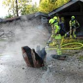 Baumstumpf fängt Feuer