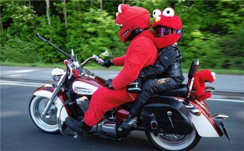 „El Moe“ fährt mit seiner Tochter auf dem Motorrad. Der als Elmo verkleidete Fahrer zieht viele Blicke auf sich. Foto dpa