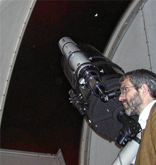 Elmar Junker, Leiter der Sternwarte der TH Rosenheim, gibt Tipps, wo und wann man die Mondfinsternis sehen kann. Foto Hoell