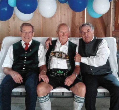 Entspanntes Feiern mit Jubilar Quirin Zehetmaier (Mitte), umrahmt von MGV-Schatzmeister Helmut Januara (links) und MGV-Dirigent Wolfgang Zeller. Foto re
