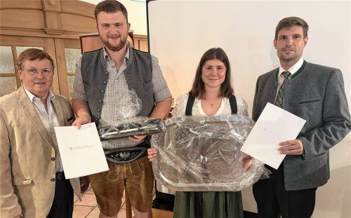 Er ist der prüfungsbeste Metzger: Thomas Hintler (Zweiter von links). Bei den Fachverkäuferinnen im Lebensmittelhandwerk Metzgerei ist es Magdalena Pickl. Obermeister Hans Reiter (links) und der Stellvertretende Kreishandwerksmeister Andreas Graßl (rechts) gratulierten.Foto wittenzellner