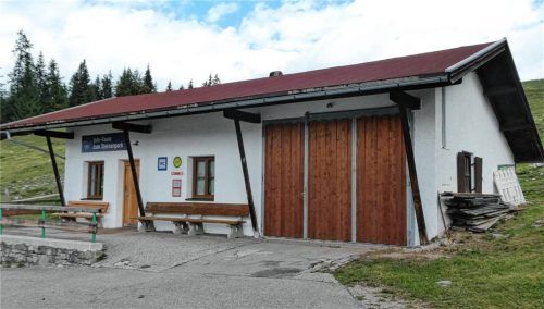 Erneuert werden muss die Dacheindeckung bei der Bushaltestelle auf der Winklmoos-Alm. Foto Hauser