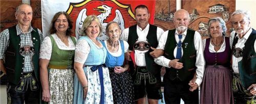 Eröffnung der Ausstellung „40 Jahre Rückblick auf die 1.000-Jahr-Feier Flintsbachs“ im Jahr 1986 im Sitzungssaal der Gemeinde Flintsbach mit Initiatoren und Zeitzeugen. Von links: Thomas Stocker (Kämmerer), Bettina Schwaiger (Bürgerbüro-Einwohnermeldeamt), Anita Sammet (Leiterin Tourist-Information), Bina Wieland, Bürgermeister Holger Steiner, Johannes Brucker, Hildegard Brucker und Johann Weiß. Foto  Hönert