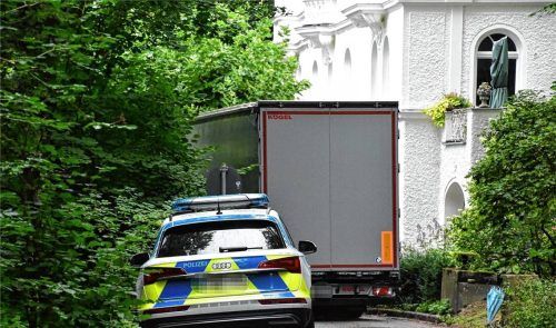 Es hätte gar nicht so weit kommen dürfen: Gleich mehrere Schilder weisen darauf hin, dass Lkw nicht die Straße zum Gillitzerschlößl nutzen sollen. Foto  Schlecker