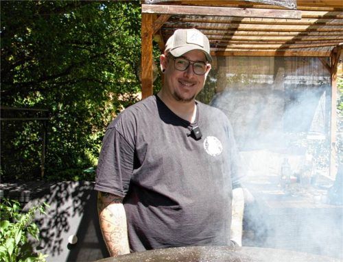Es qualmt, duftet und brutzelt im Garten von Simon Hähnel – denn das Grillen ist seine große Leidenschaft. Fotos Aberle