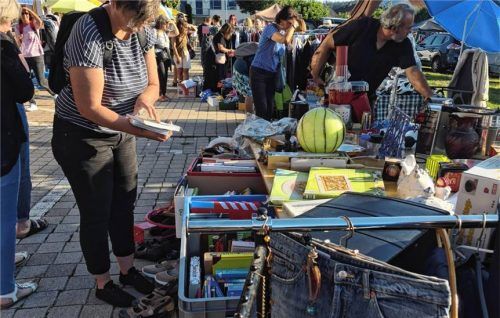 Es war alles zu finden, egal ob Hotpants oder ein interessantes Buch, das zum Kauf angeboten wurde. Foto  Künzner-Hingerl