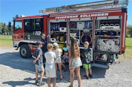 Feuerwehrkommandant Maik Hirthe präsentierte ein Einsatzfahrzeug. Foto KJR Rosenheim