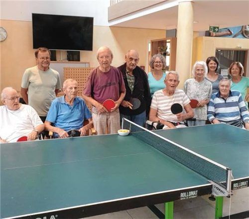 Fit im Alter: (von links) Johann Häusler, Alois Kurfer, Simon Ertl, Bruno Koch, Reinhard Hintermayer, Judith Legat, Heinz Postenrieder, Dagmar Pils, Bernadette Kappe sowie Ernst Kellerer und Josefine Kurfer. Foto re