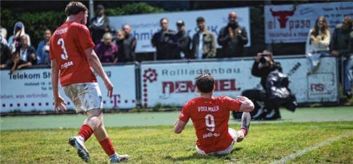 Flutlicht-Jubel: Thomas Voglmaier landete nach dem 1:0 auf dem Hosenboden.Foto Mühlhofer