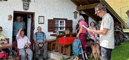 Forstmann und Chronist Rupert Wörndl hält einen Vortrag an der Sameralm. Foto HuKV Frasdorf