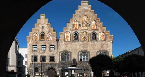 Foto-Hotspot Marienplatz: Blick auf das Rathaus von den Arkaden aus.