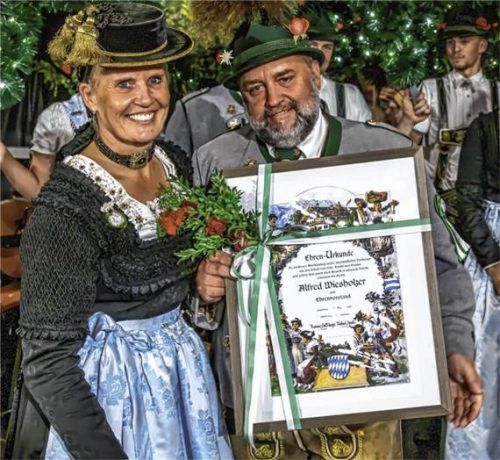 Fred Wiesholzer ist neuer Ehrenvorsitzender des GTEV „Hochries-Samerberg“ Grainbach. Vorsitzende Ramona Sattlberger gratulierte beim Festabend und überreichte die Ehrenurkunde. Foto  Nitzsche