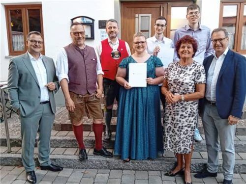 Freude bei der Ehrung der Bäcker-Innung mit (von links) Kreishandwerksmeister Rainer Dachsberger, Obermeister Oskar Hofstetter, Lehrlingswart Konrad Wenzl, Nicole Maier, Marcel Schanzer, Maximilian Werft, stellvertretender Landrätin Ingrid Heckner und Landtagsabgeordnetem Martin Huber.Fotos maier