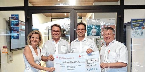 Freude bei der Spendenübergabe: Die BRK-Kreisvorsitzende Daniela Ludwig, Peter Hilscher, Freddy Eisner und BRK-Geschäfstführer Martin Schmidt (von links).